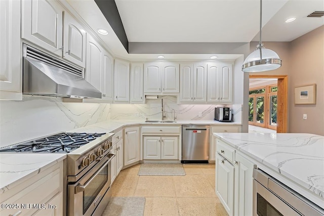 kitchen with visible vents, under cabinet range hood, hanging light fixtures, stainless steel appliances, and a sink