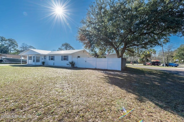 view of front of property featuring fence and a front lawn