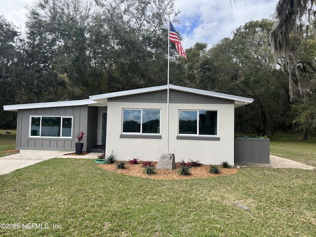 716 Grand Rondo W, Crescent City, FL 32112 - view of front of property featuring board and batten siding and a front yard