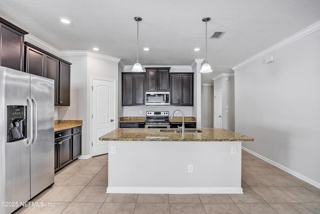 kitchen featuring stainless steel appliances, a sink, a center island with sink, and decorative light fixtures