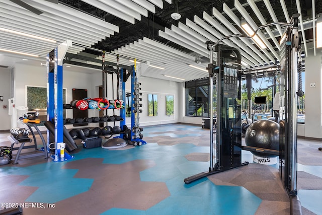 exercise room featuring baseboards