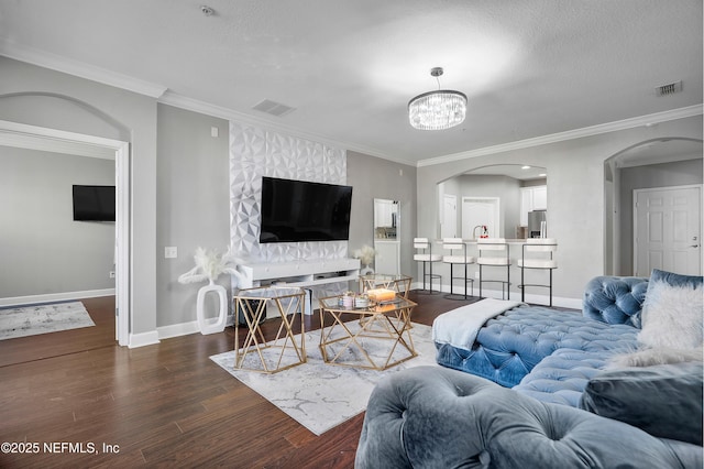 living room with dark wood-style floors, baseboards, visible vents, and a chandelier