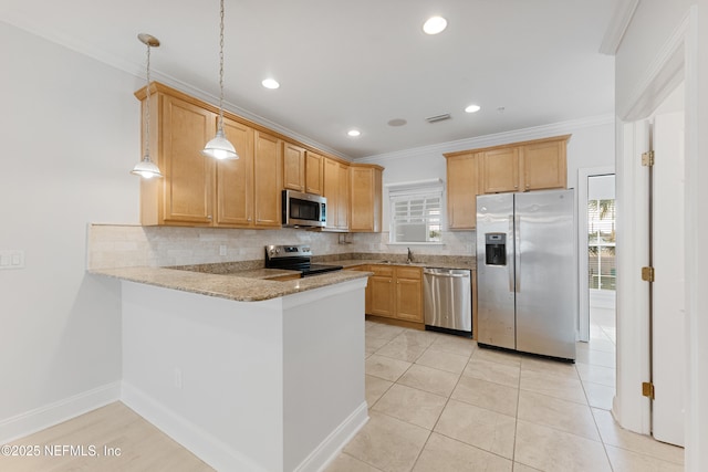 kitchen featuring pendant lighting, stainless steel appliances, tasteful backsplash, a sink, and a peninsula