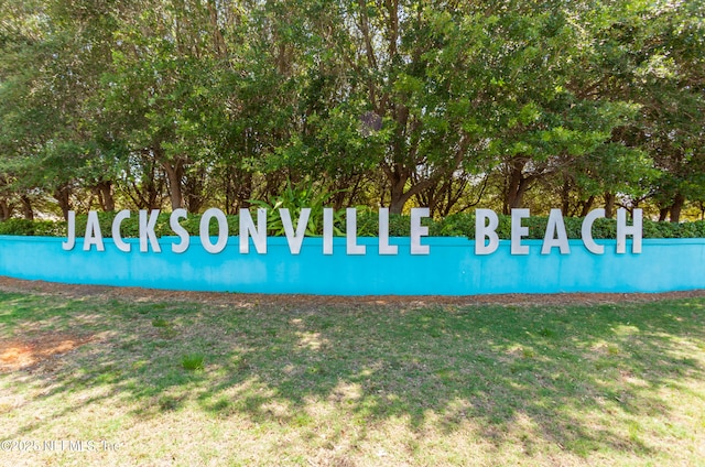 community sign with a yard