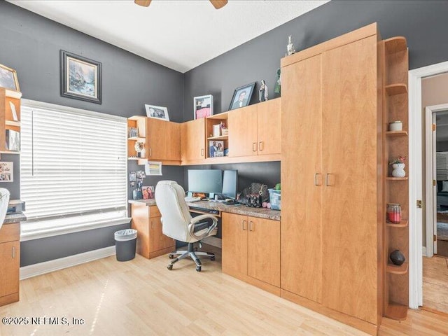 office featuring a ceiling fan, built in study area, light wood-style flooring, and baseboards