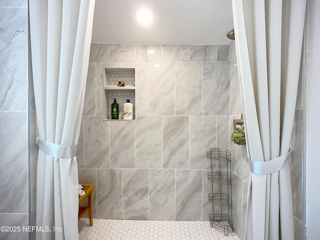 bathroom featuring a tile shower