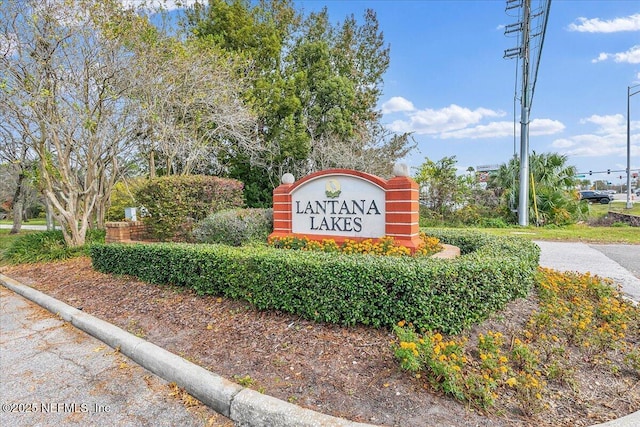 view of community / neighborhood sign