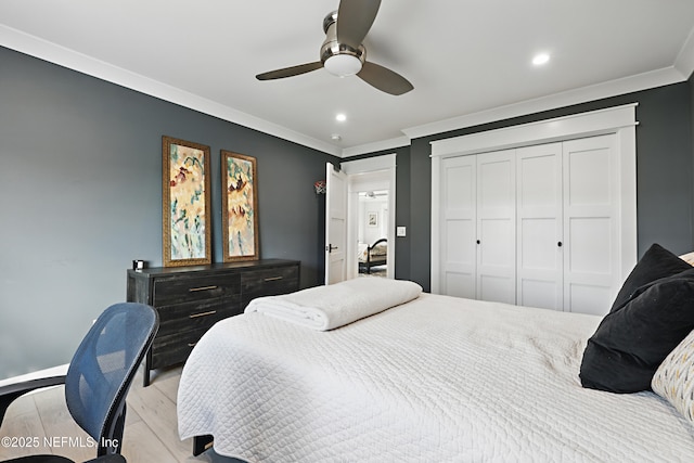 bedroom with light wood finished floors, a ceiling fan, ornamental molding, a closet, and recessed lighting