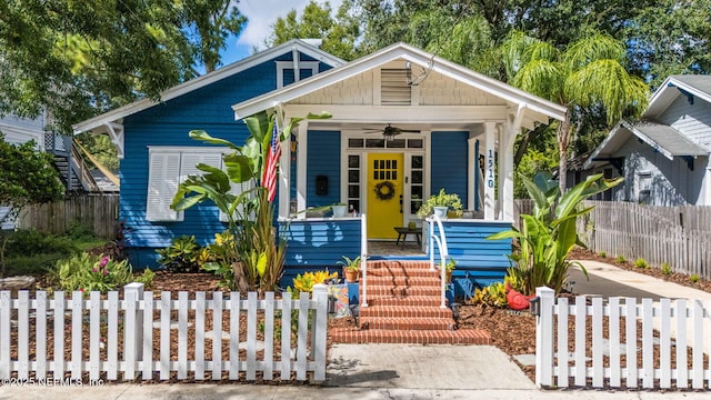 view of front facade featuring covered porch, a fenced front yard, and a ceiling fan