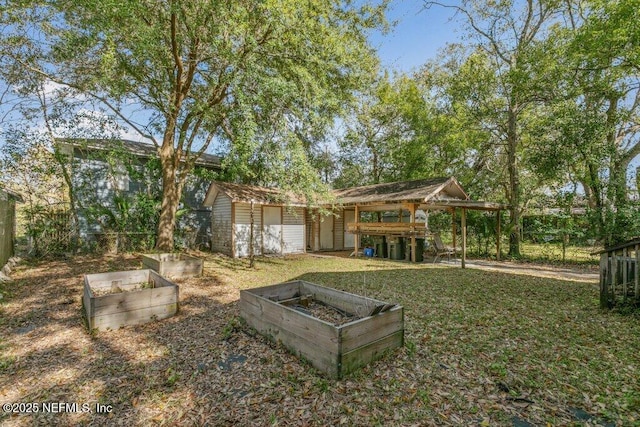 view of yard featuring an outbuilding and a garden