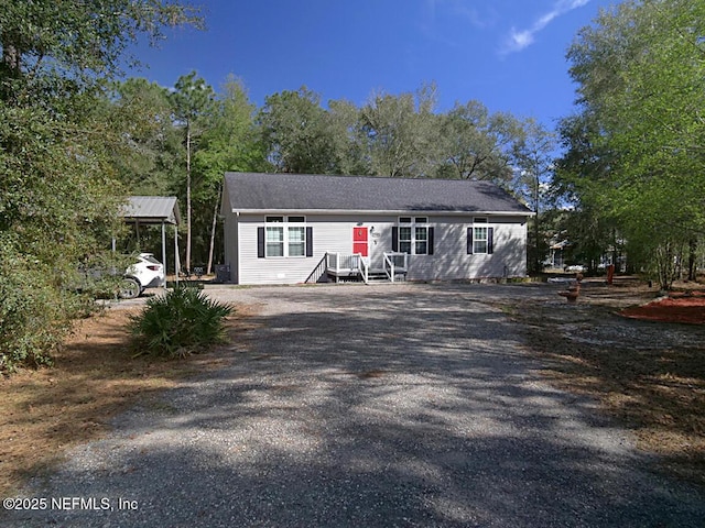 view of front facade featuring driveway