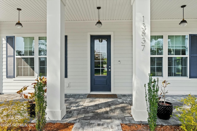 property entrance featuring a porch