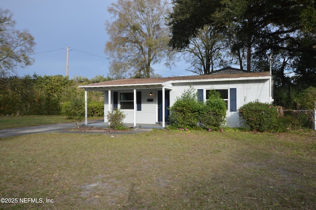 view of front of house featuring covered porch and a front yard