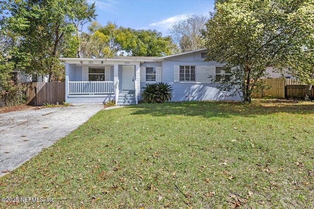 view of front of property featuring a front lawn, a porch, and fence