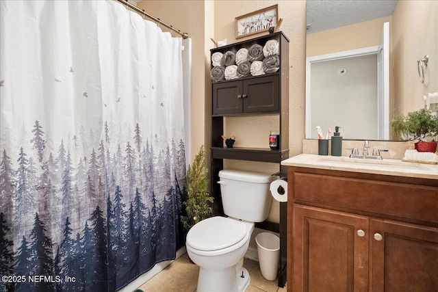 bathroom with curtained shower, a textured wall, toilet, vanity, and a textured ceiling