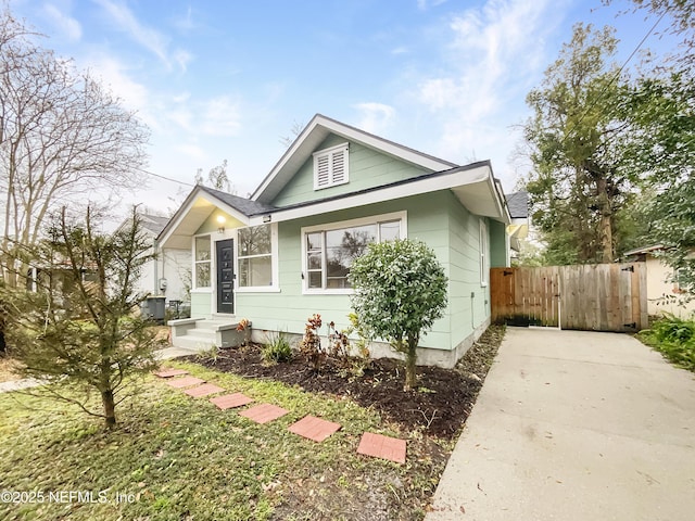 bungalow featuring fence