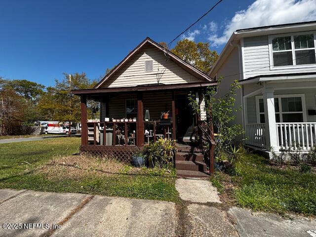 view of front facade featuring a porch and a front yard