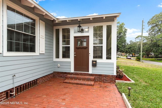 property entrance featuring a yard