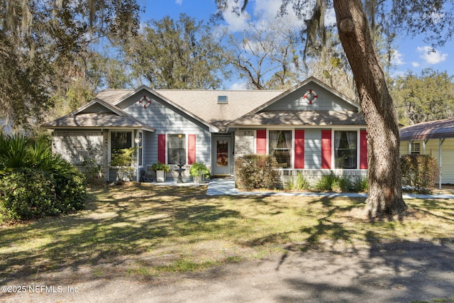 view of front of home featuring a front yard