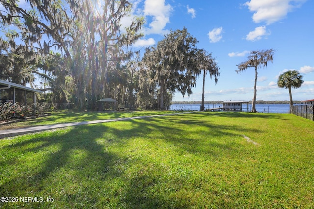 view of yard featuring a water view