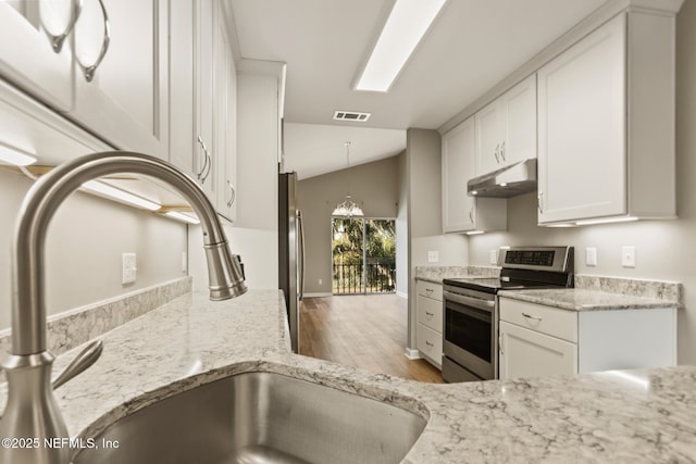 kitchen featuring lofted ceiling, under cabinet range hood, stainless steel appliances, a sink, and visible vents