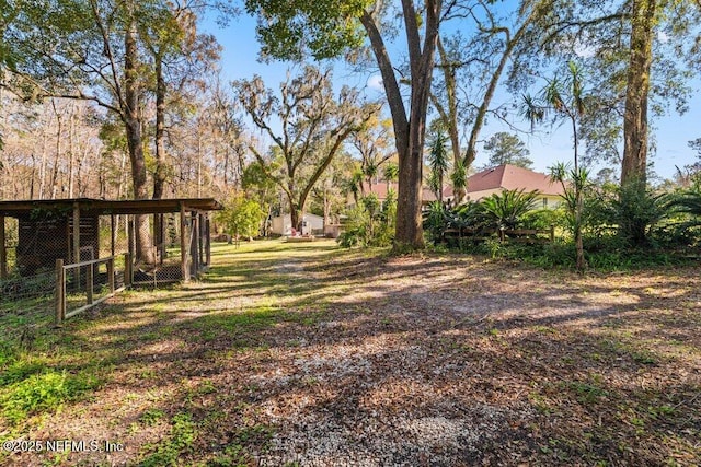 view of yard featuring an outdoor structure