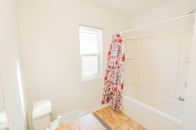 full bathroom with baseboards, shower / tub combo with curtain, and toilet