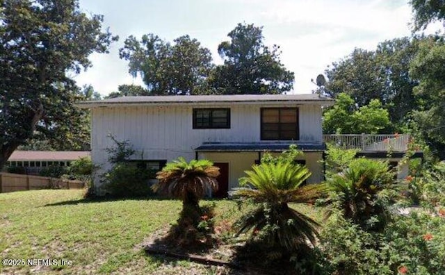 view of front facade featuring a front lawn