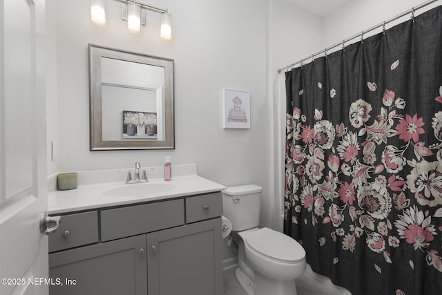 full bathroom featuring toilet, a shower with curtain, and vanity