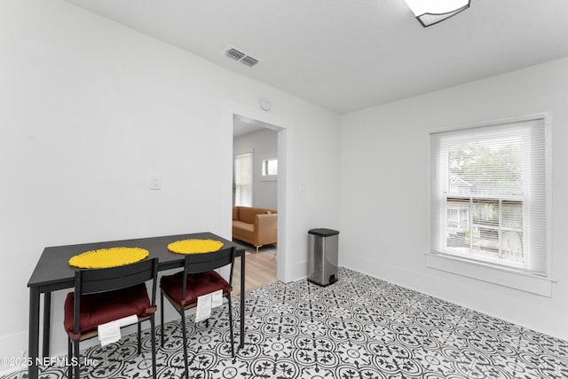 dining area with visible vents and baseboards