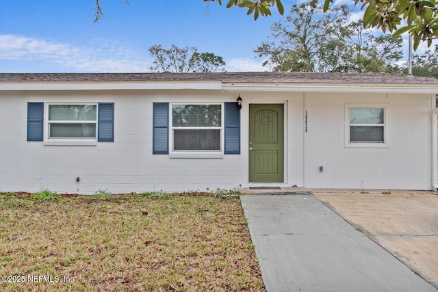 view of front of property featuring a front lawn