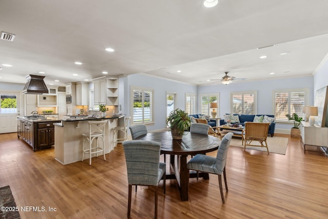 dining space featuring recessed lighting, visible vents, baseboards, light wood-style floors, and crown molding