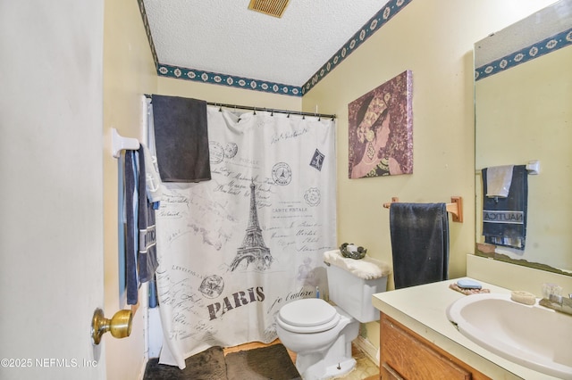 full bathroom featuring visible vents, toilet, a shower with curtain, a textured ceiling, and vanity