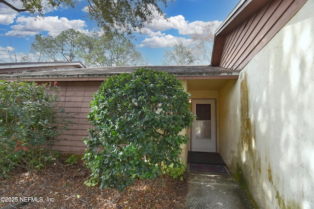 view of exterior entry featuring stucco siding