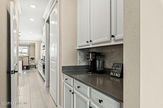 bar with recessed lighting, range, and decorative backsplash