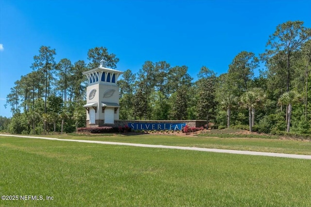 view of property's community featuring a yard