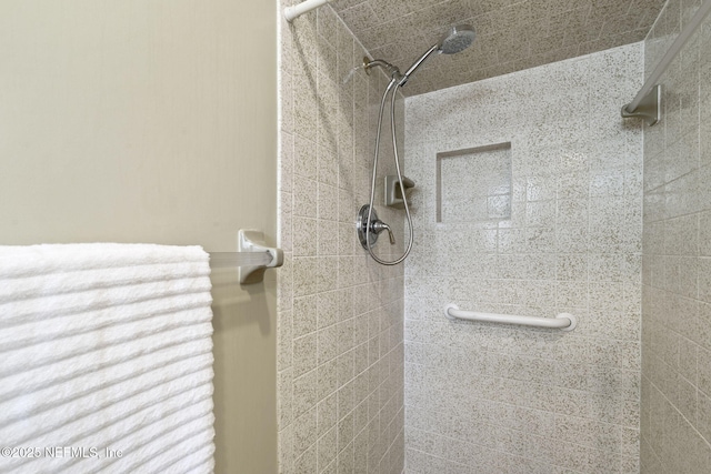 full bathroom featuring tiled shower