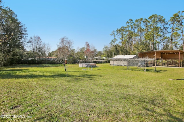 view of yard featuring an outdoor structure