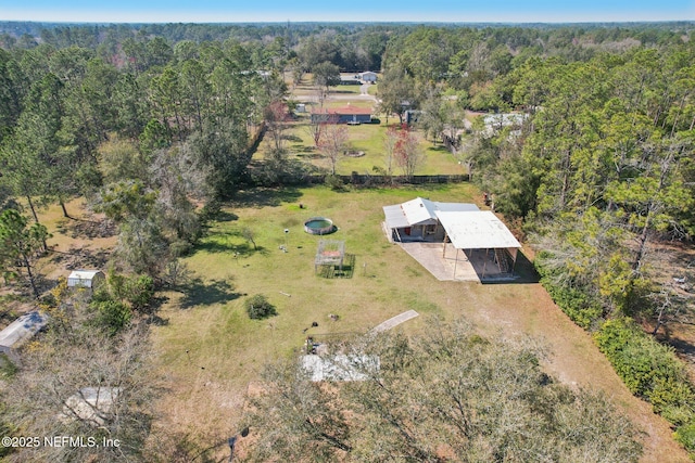 birds eye view of property featuring a forest view