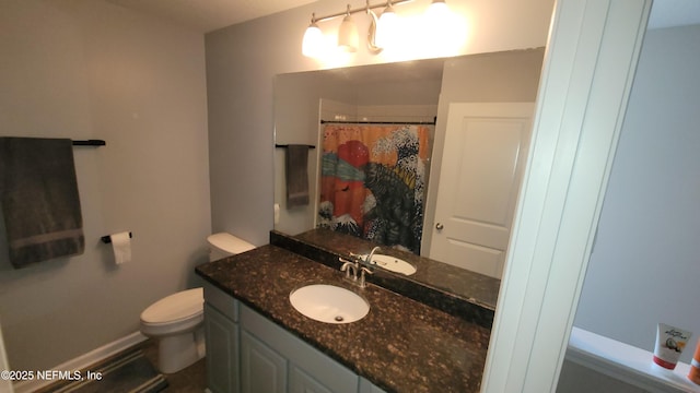 bathroom with toilet, a shower with curtain, baseboards, and vanity