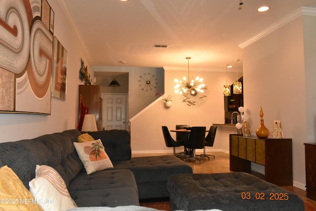 living area with baseboards, visible vents, ornamental molding, a notable chandelier, and recessed lighting