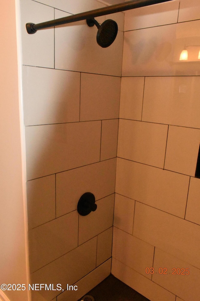 details featuring tiled shower