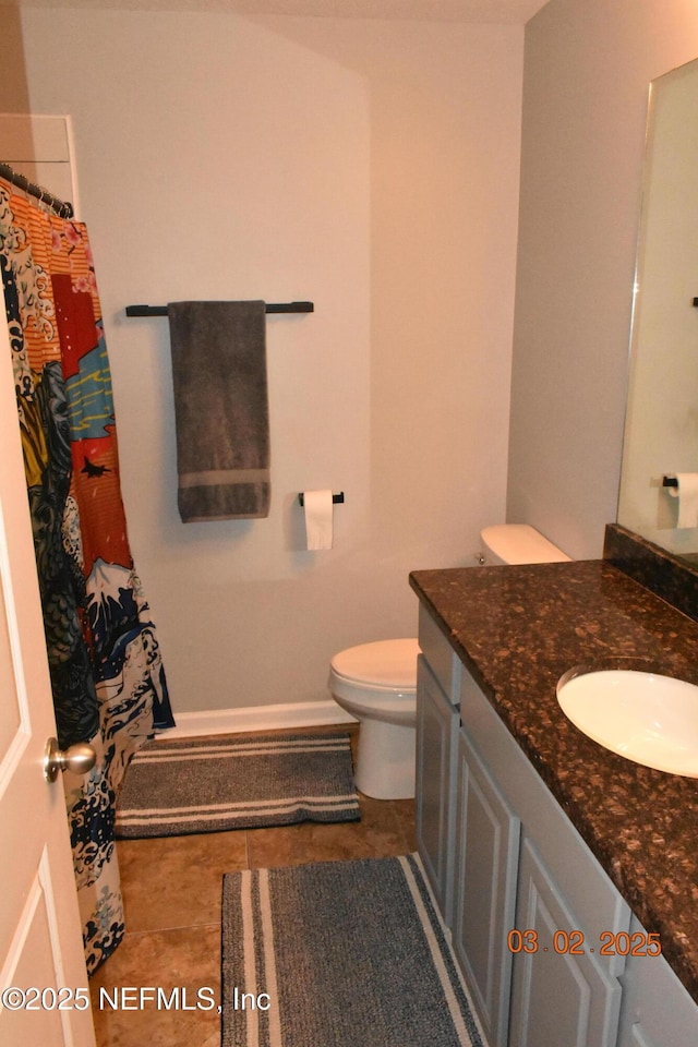 full bath with a shower with curtain, vanity, and toilet