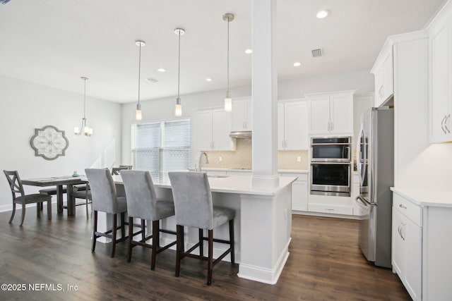 kitchen featuring a sink, stainless steel appliances, light countertops, and visible vents