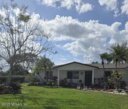 view of front facade with a front yard