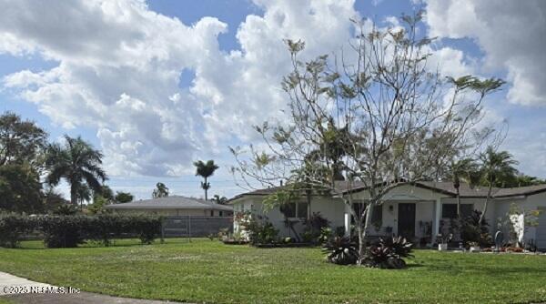 view of front of house featuring a front yard