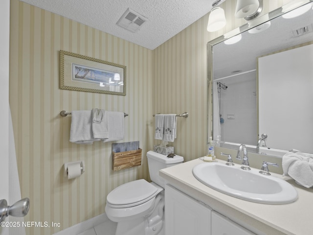bathroom featuring visible vents, a textured ceiling, and wallpapered walls