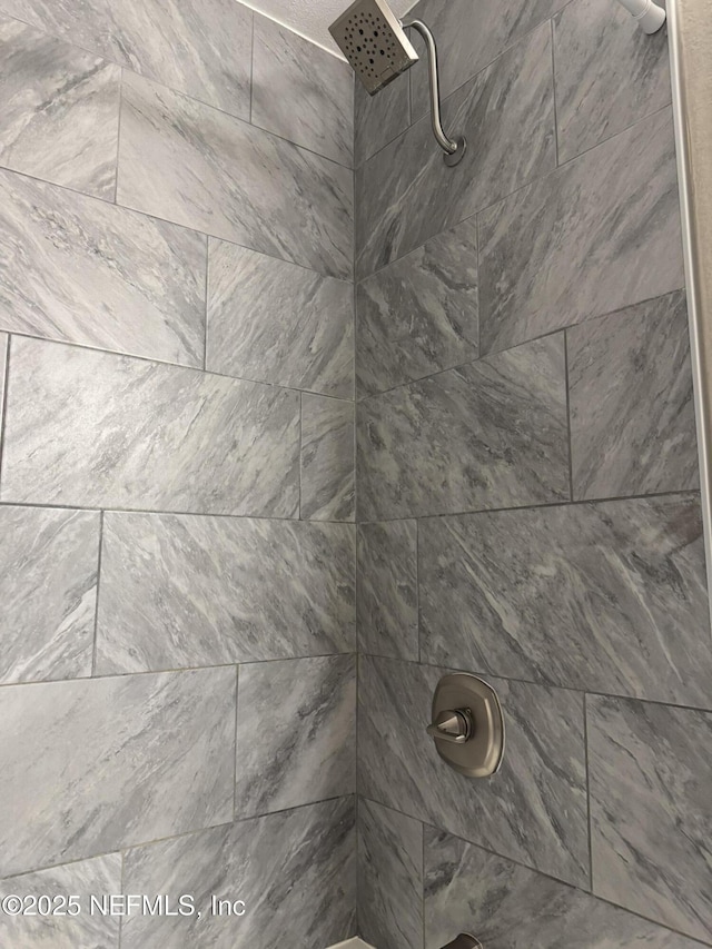 details featuring tiled shower