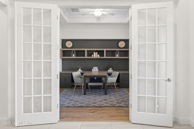 dining area featuring ceiling fan, ornamental molding, wood finished floors, and visible vents