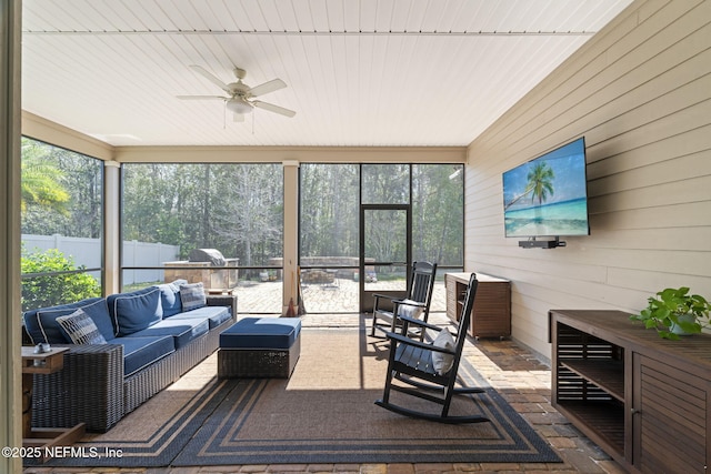 sunroom with ceiling fan